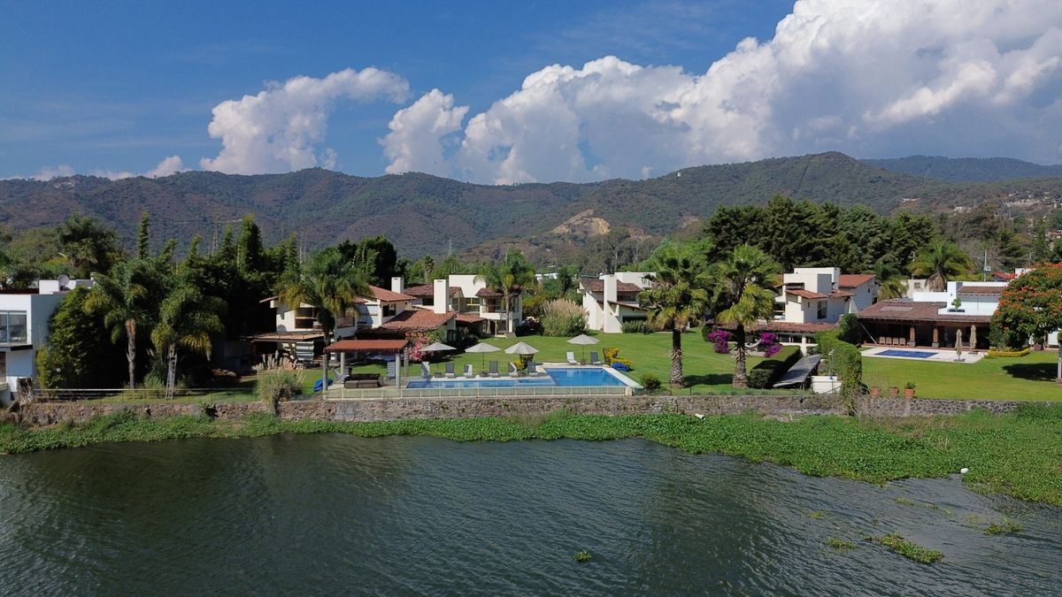 25 de 25: Alberca común y lago