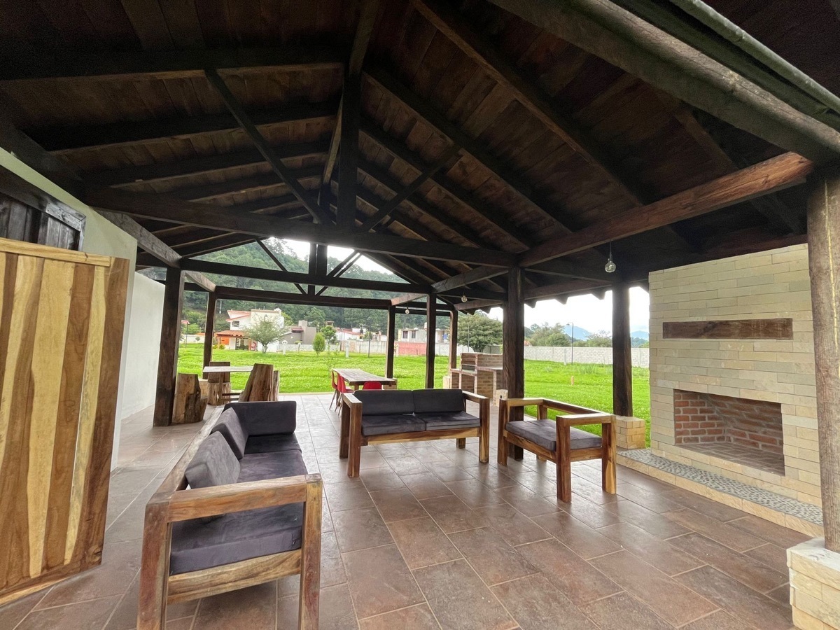 11 de 18: Sala y chimenea de área común
