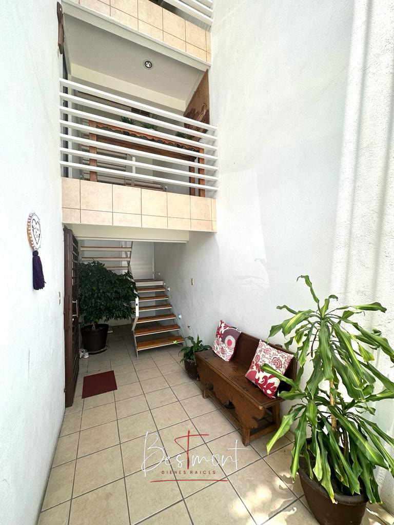 3 de 23: Entrada interior a edificio