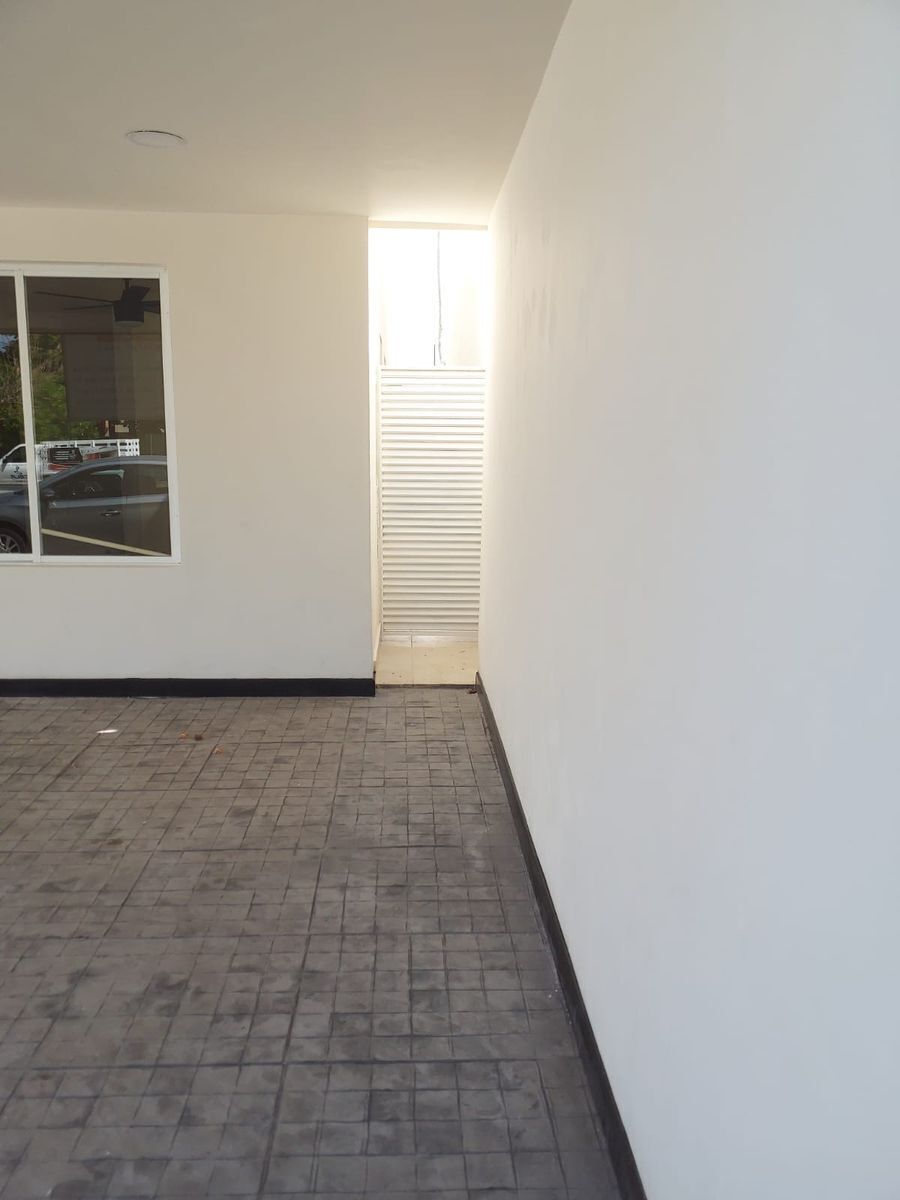 6 de 28: Entrada Pasillo de Servicio