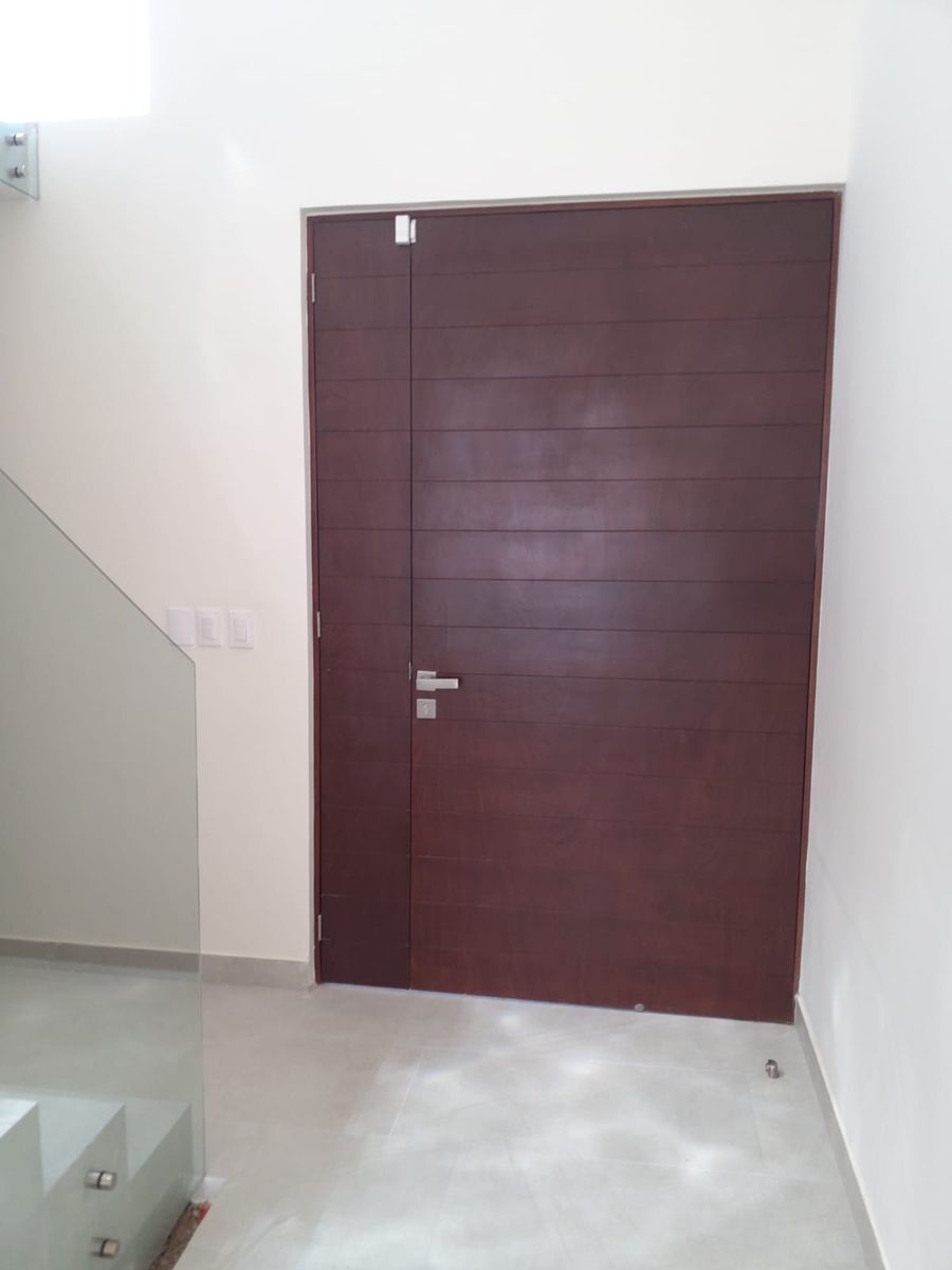 9 de 28: Puerta Principal Interior