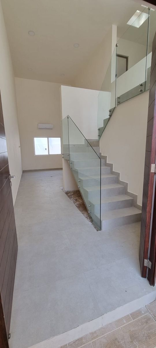 10 de 28: Entrada Acceso a la Casa, escaleras con barandal de cristal
