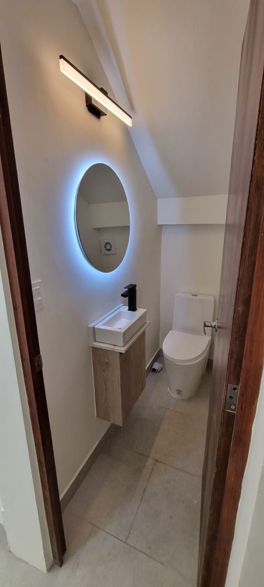 26 de 28: Medio Baño de Visitas.