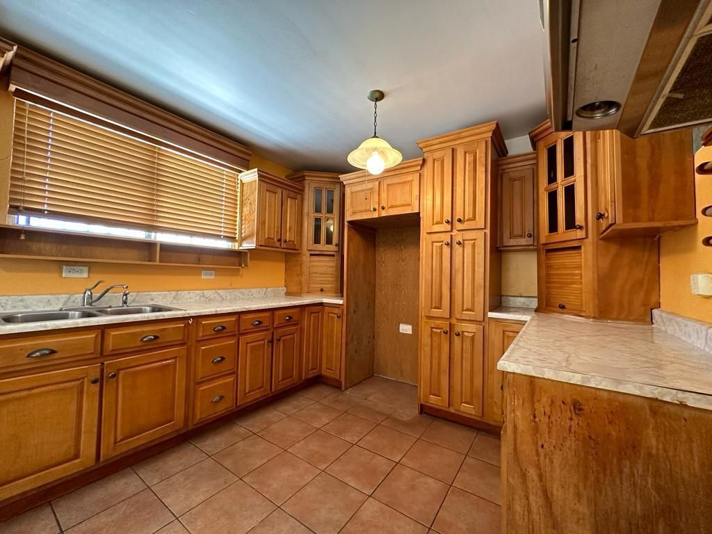 2 de 26: Cabineteria de madera solida