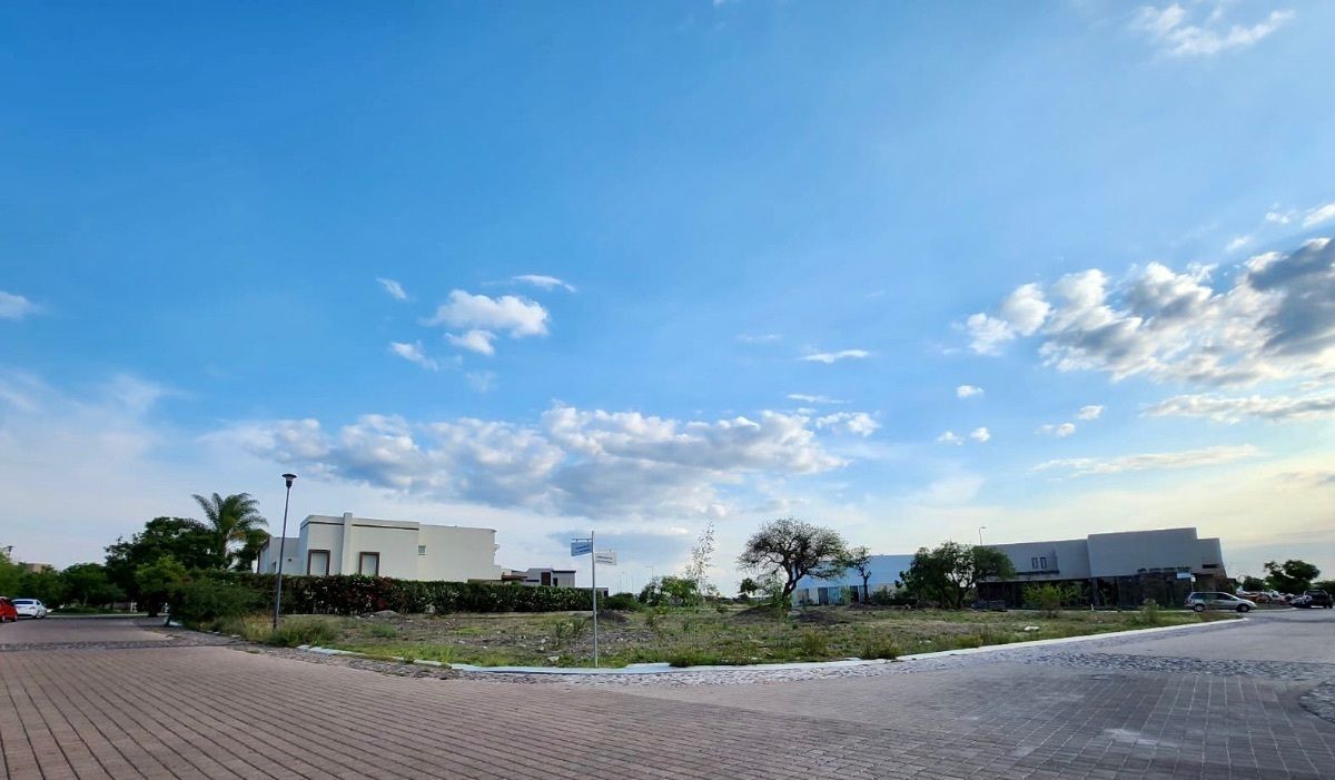 2 de 16: TERRENO EN VENTA (ESQUINA FRENTE A PARQUE)