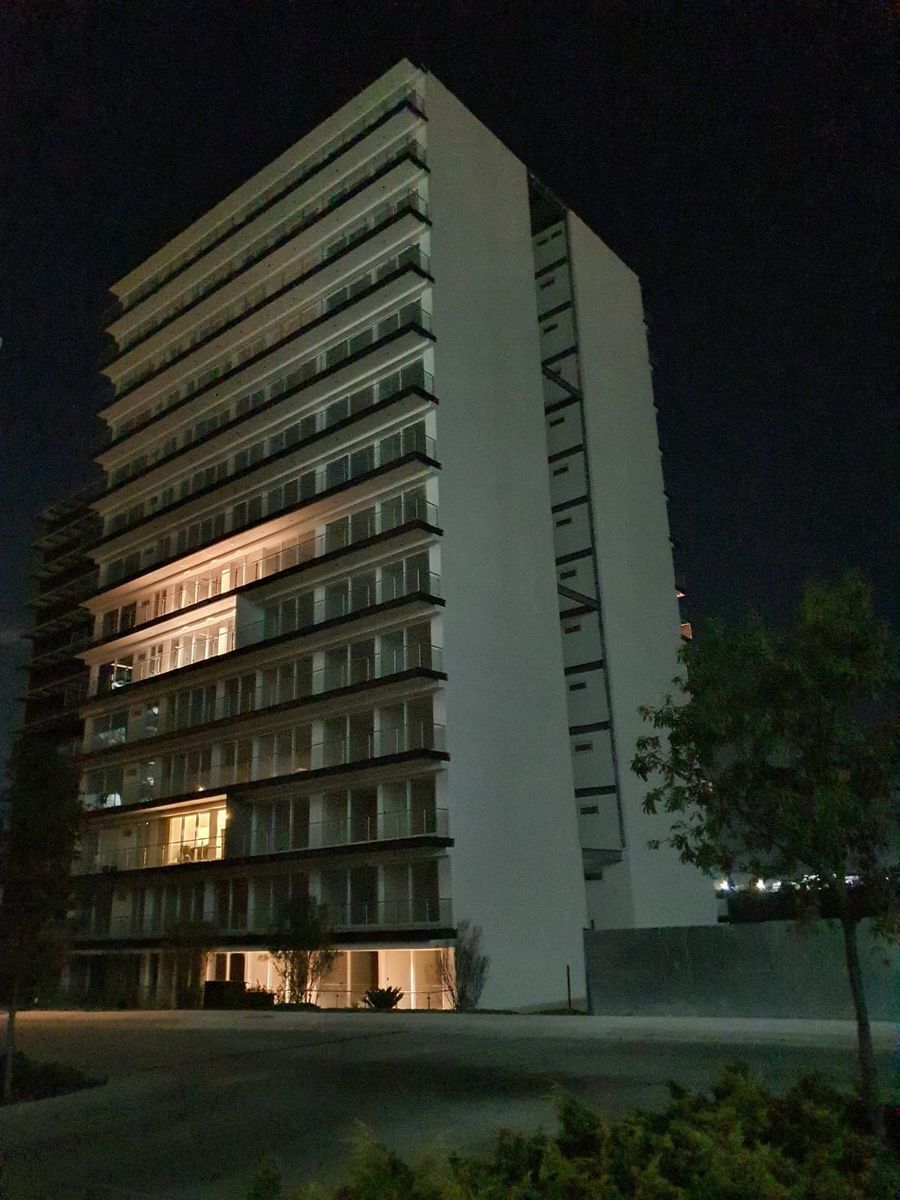 14 de 18: VISTA NOCTURNA DE EDIFICIO