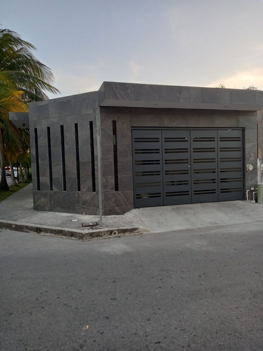 1 de 10: Fachada Principal con Cochera y Puerta Lateral