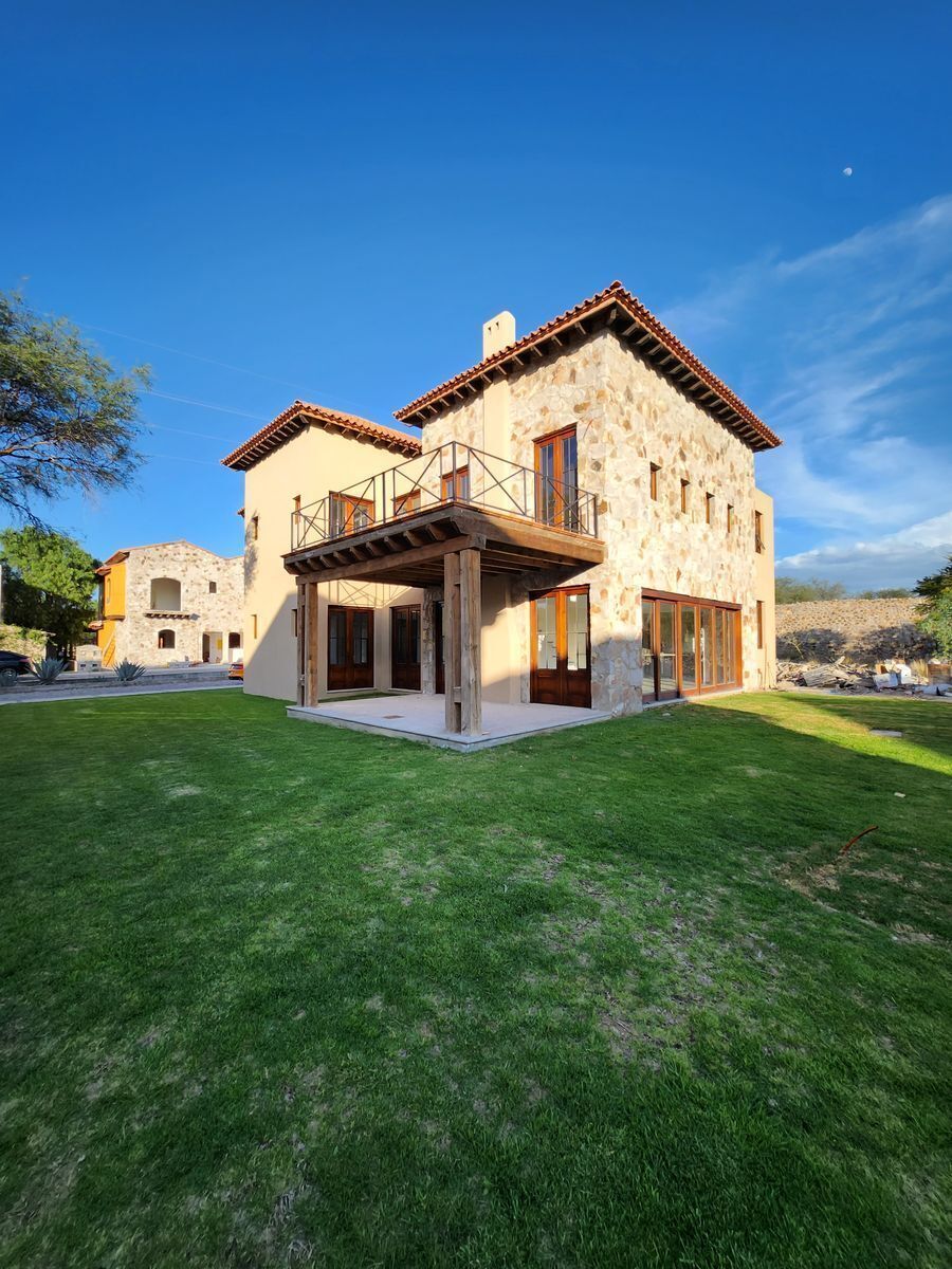 JARDIN ALREDEDOR CASA