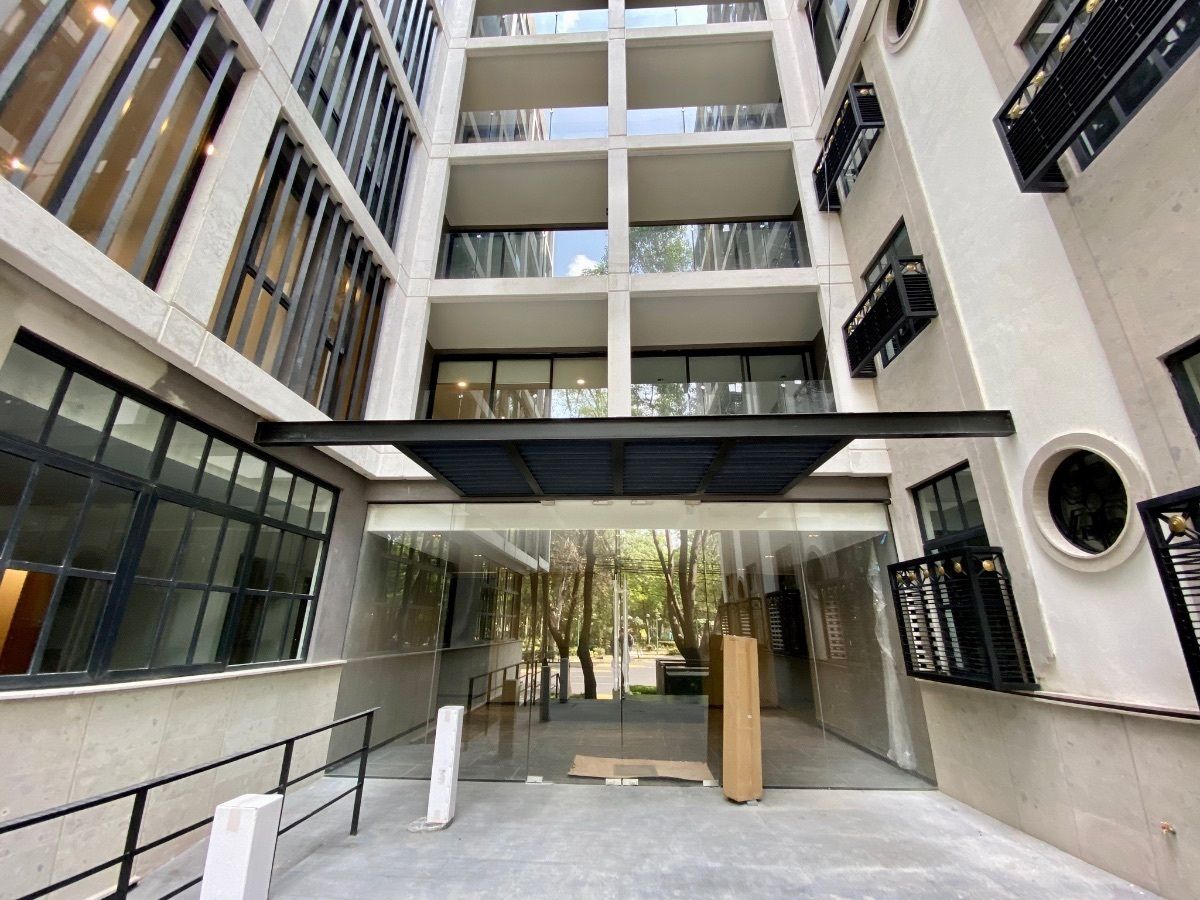 3 de 37: Entrada al edificio