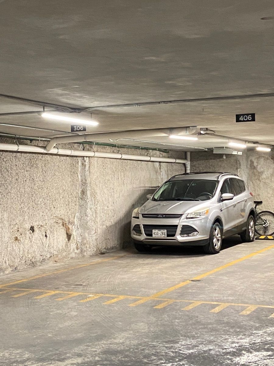 37 de 37: Dos lugares de estacionamiento