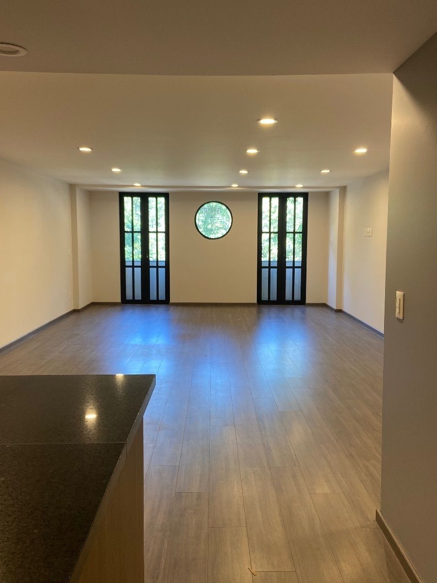 11 de 37: Piso laminado gris .
Herrería decó típica de la condesa.