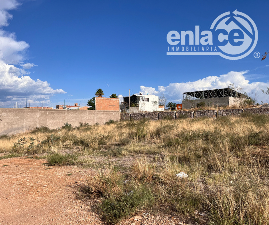 Terreno en venta a un lado del Parque