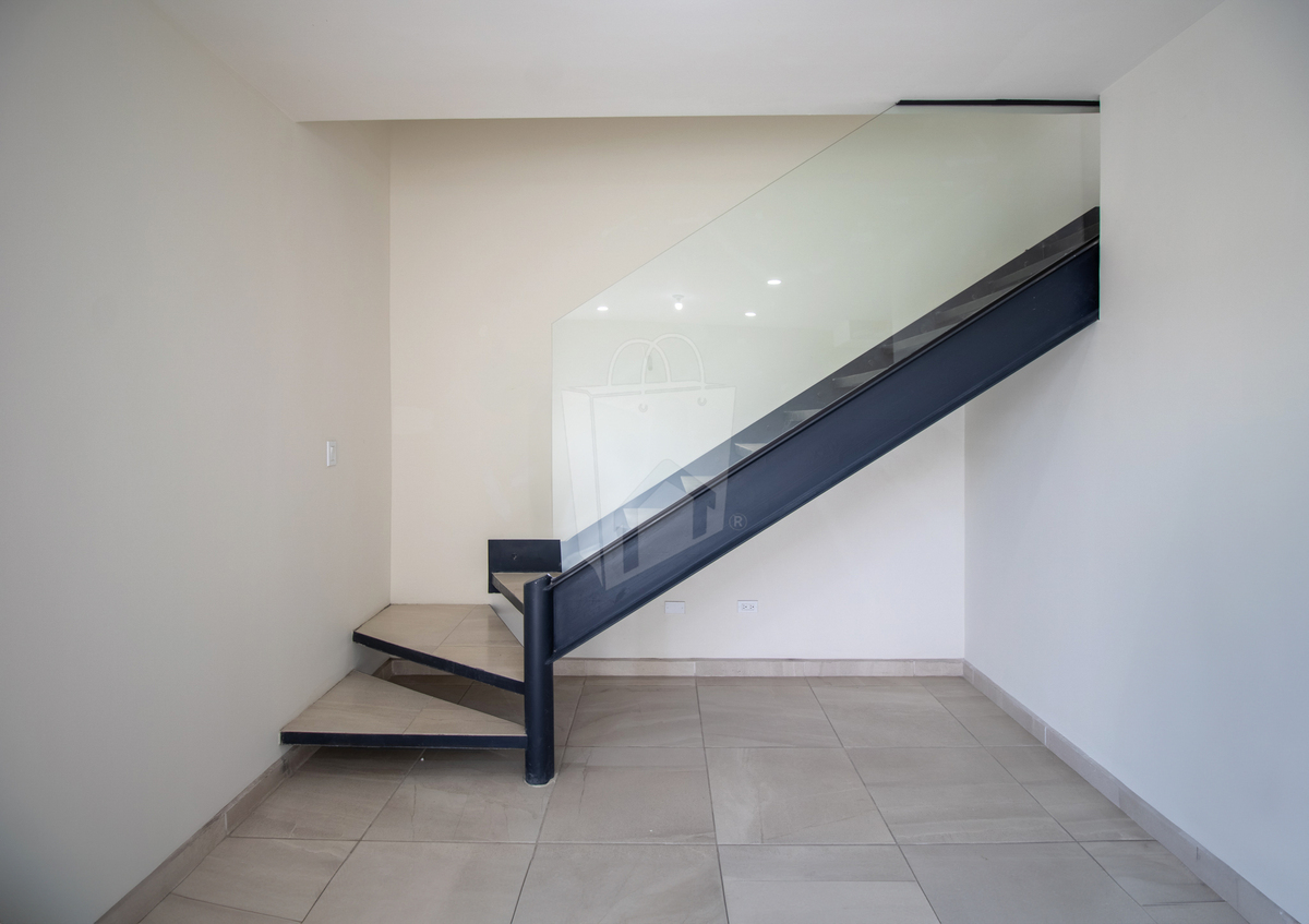 5 de 15: escaleras a segunda planta