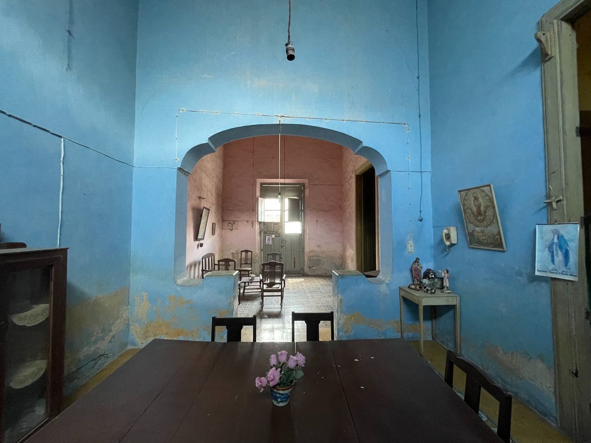 4 de 18: Vista a la puerta principal desde el comedor.