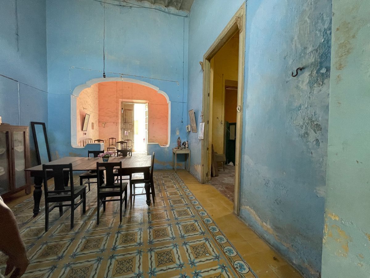 5 de 18: Vista a la puerta principal desde el comedor