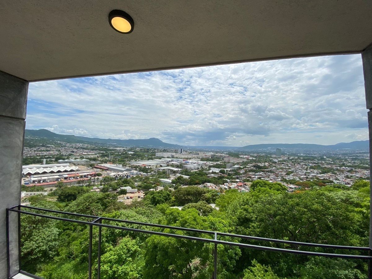 7 de 18: Balcón en sala