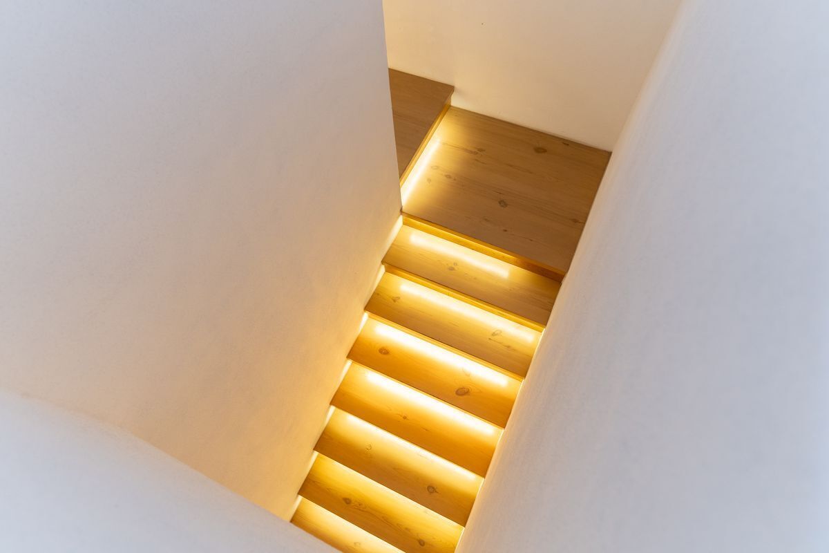 7 de 30: Escaleras con iluminación arquitectónica