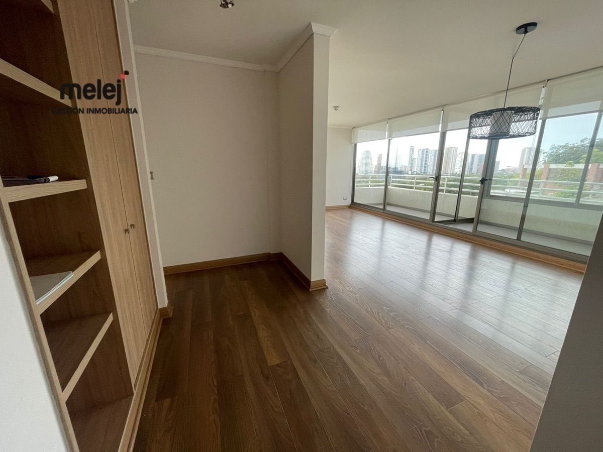 1 de 12: Hall de acceso con vista al living comedor