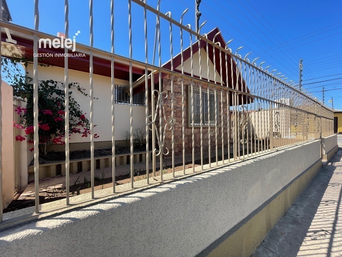2 de 33: Fachada Casa