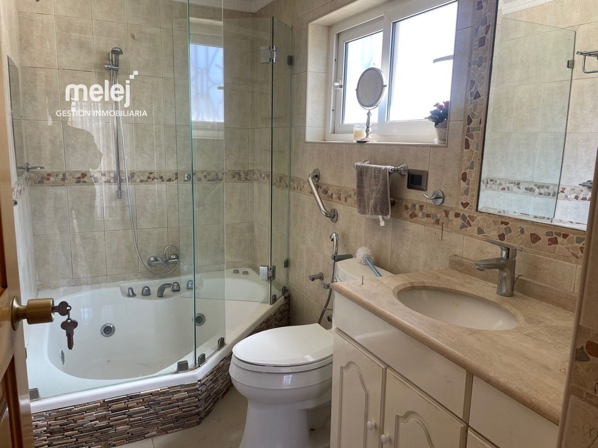 26 de 33: Baño en suite con jacuzzi
