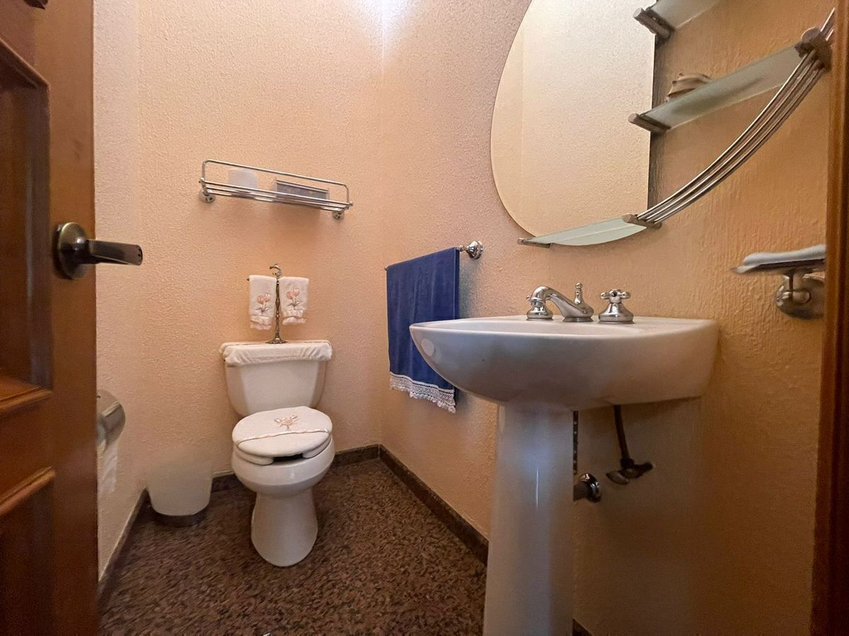 13 de 36: Medio baño