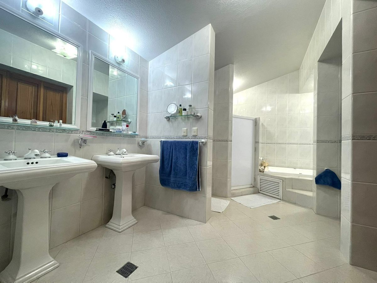19 de 36: Baño con excelentes acabados.