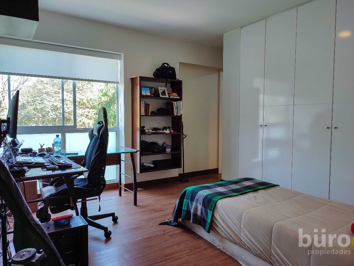8 de 17: 1er dormitorio secundario con vista al parque Mora