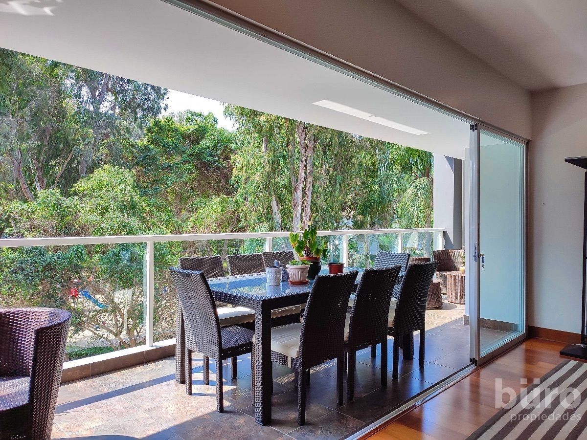 6 de 17: Gran terraza con vista al parque privado