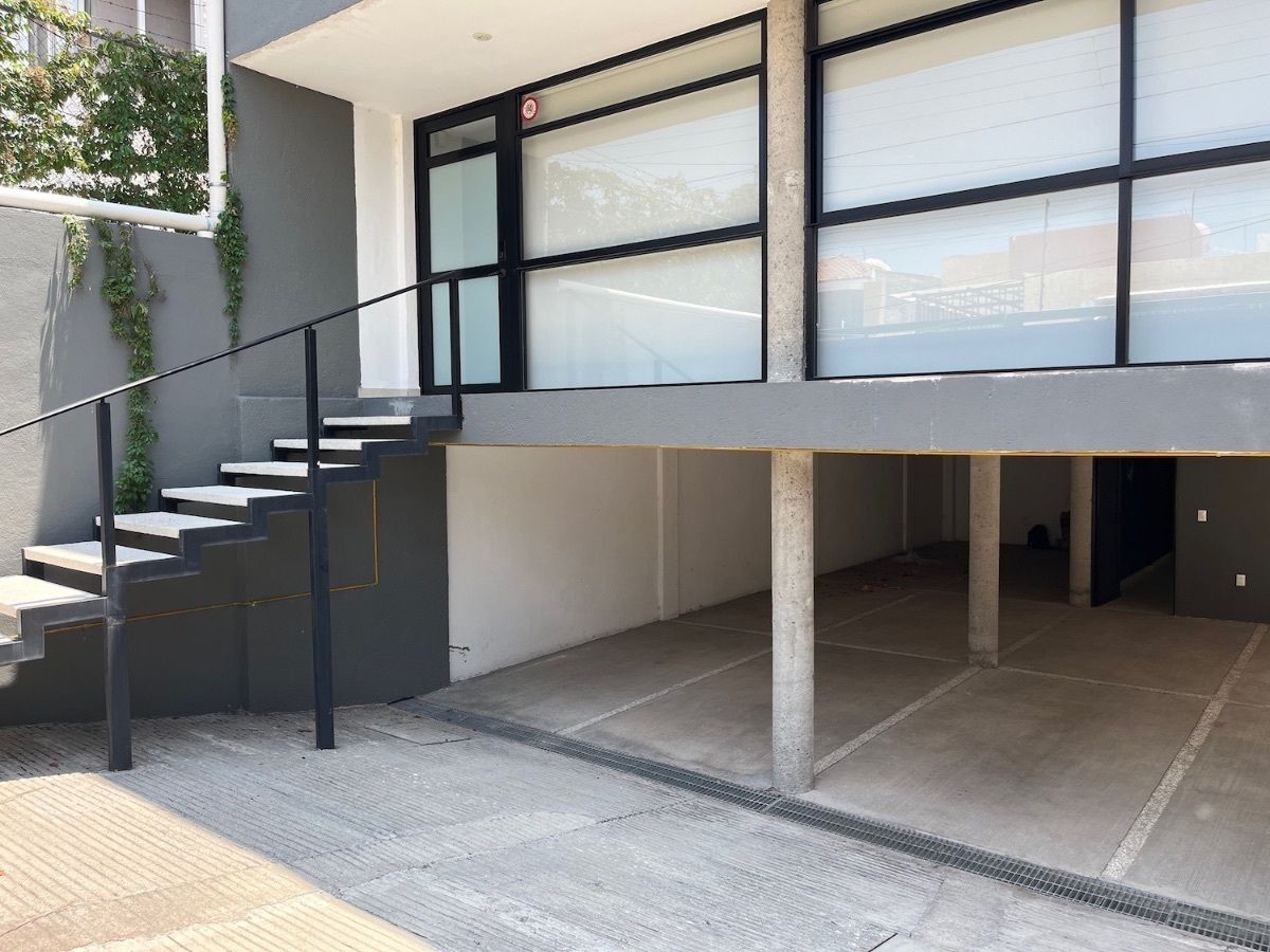 2 of 20: Acceso y estacionamiento en semisotano