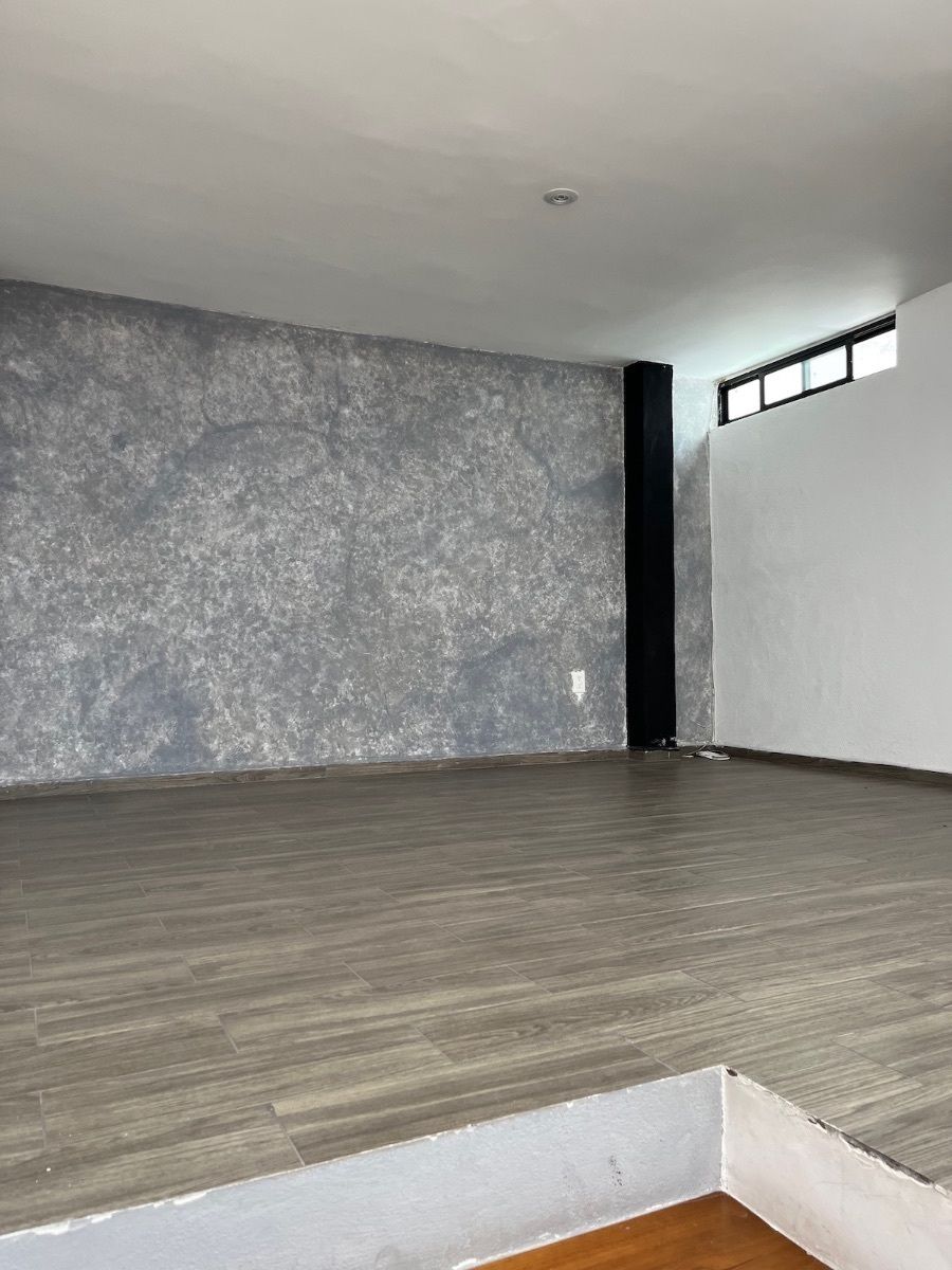 9 of 20: Sala TV en piso 1