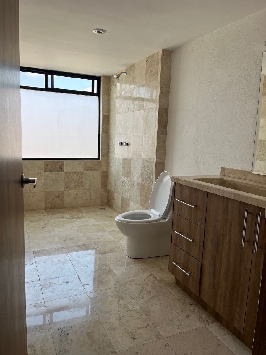 14 of 20: Baño recamara principal