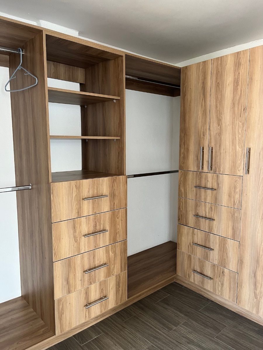 15 of 20: Vestidor recamara principal