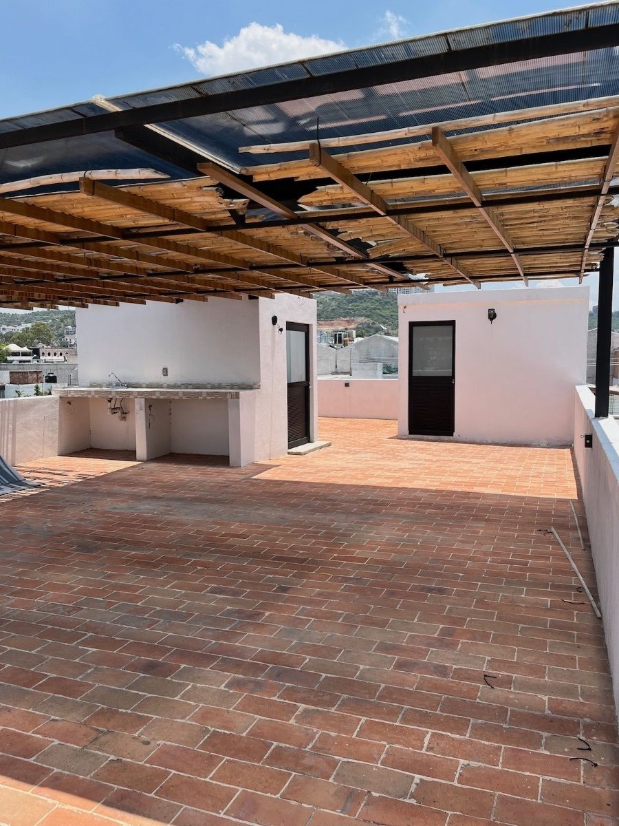 16 of 20: Roof Garden acceso y baño