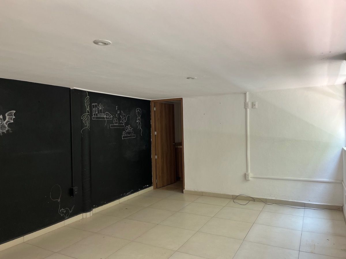 19 of 20: Cuarto de usos múltiples y baño