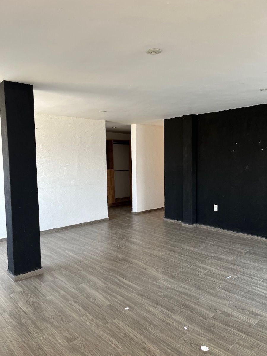 13 of 20: Recamara Principal y acceso a vestidor