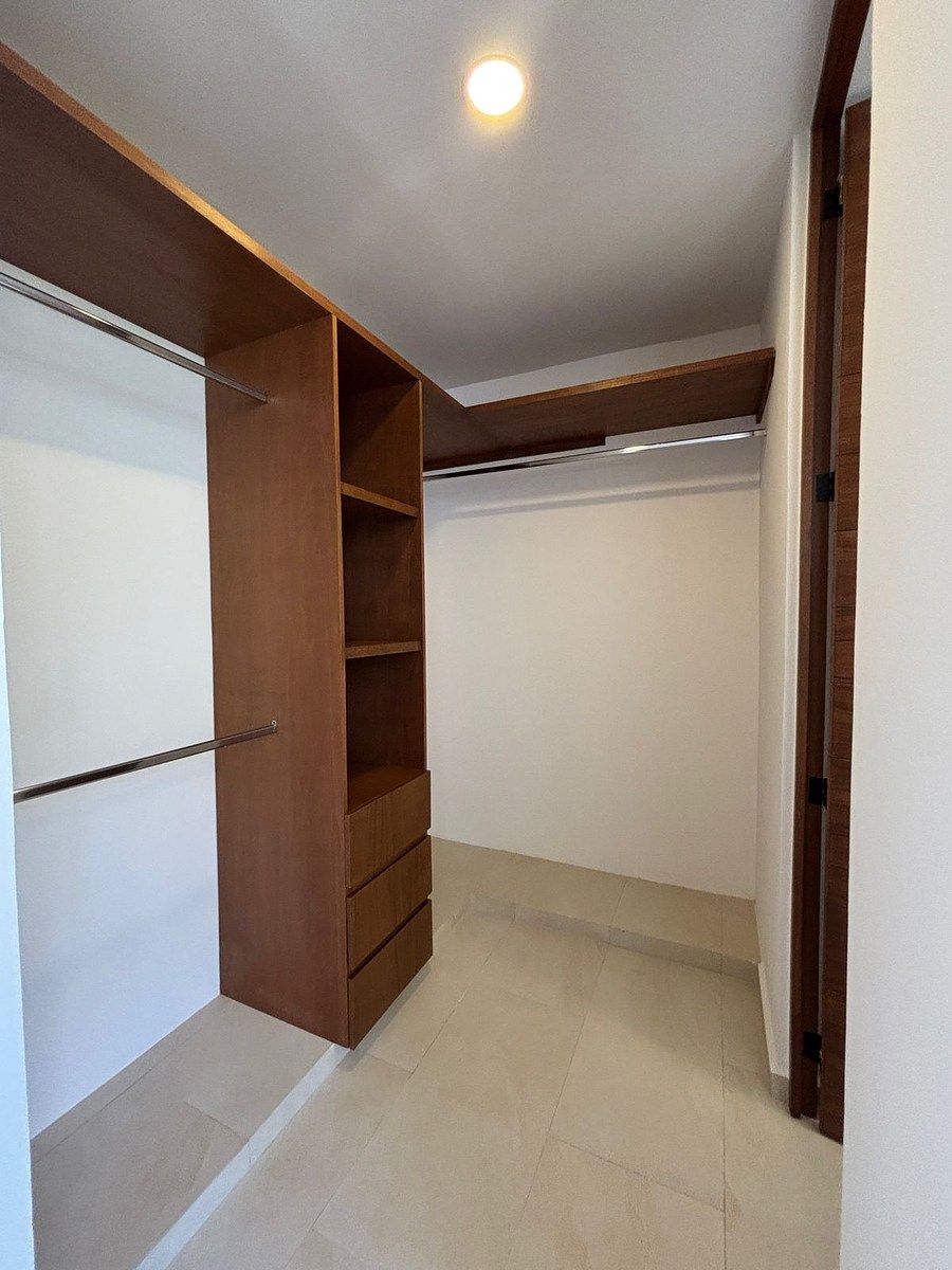 9 de 28: Closet Vestidor, Recámara Principal