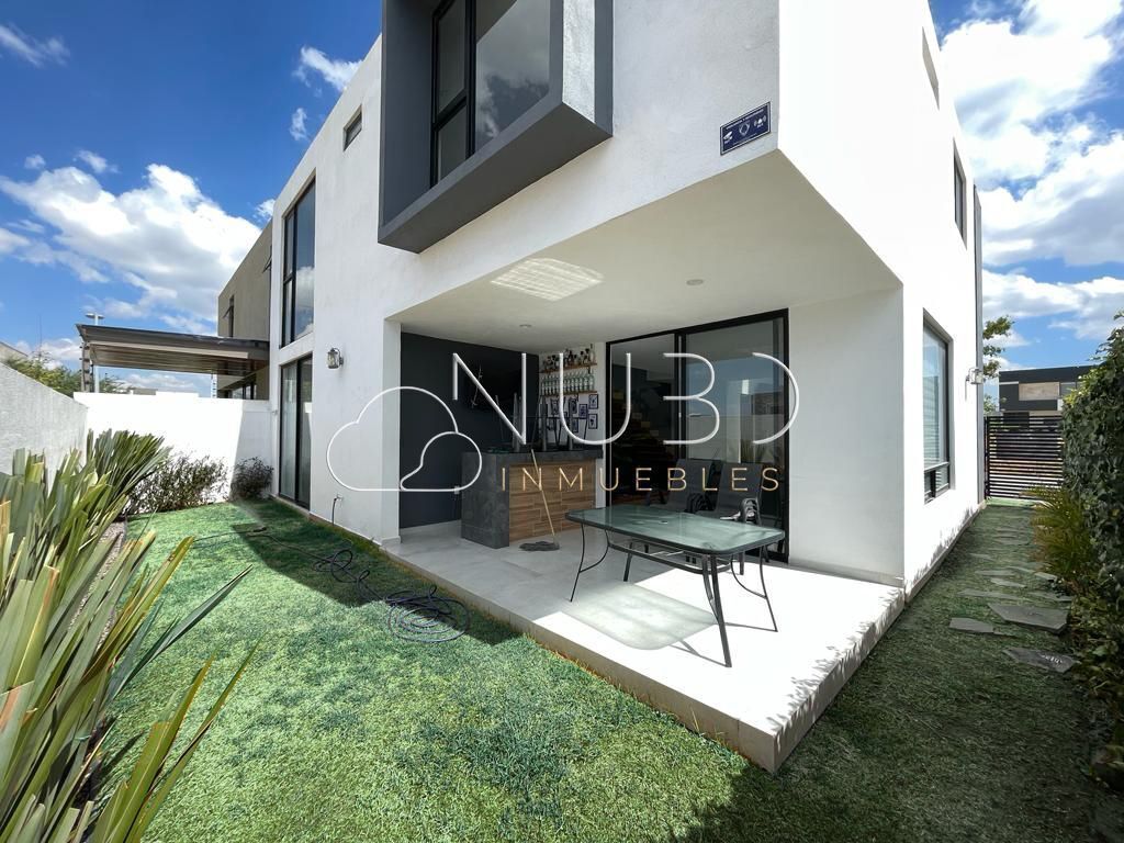 2 de 12: PATIO Y JARDIN