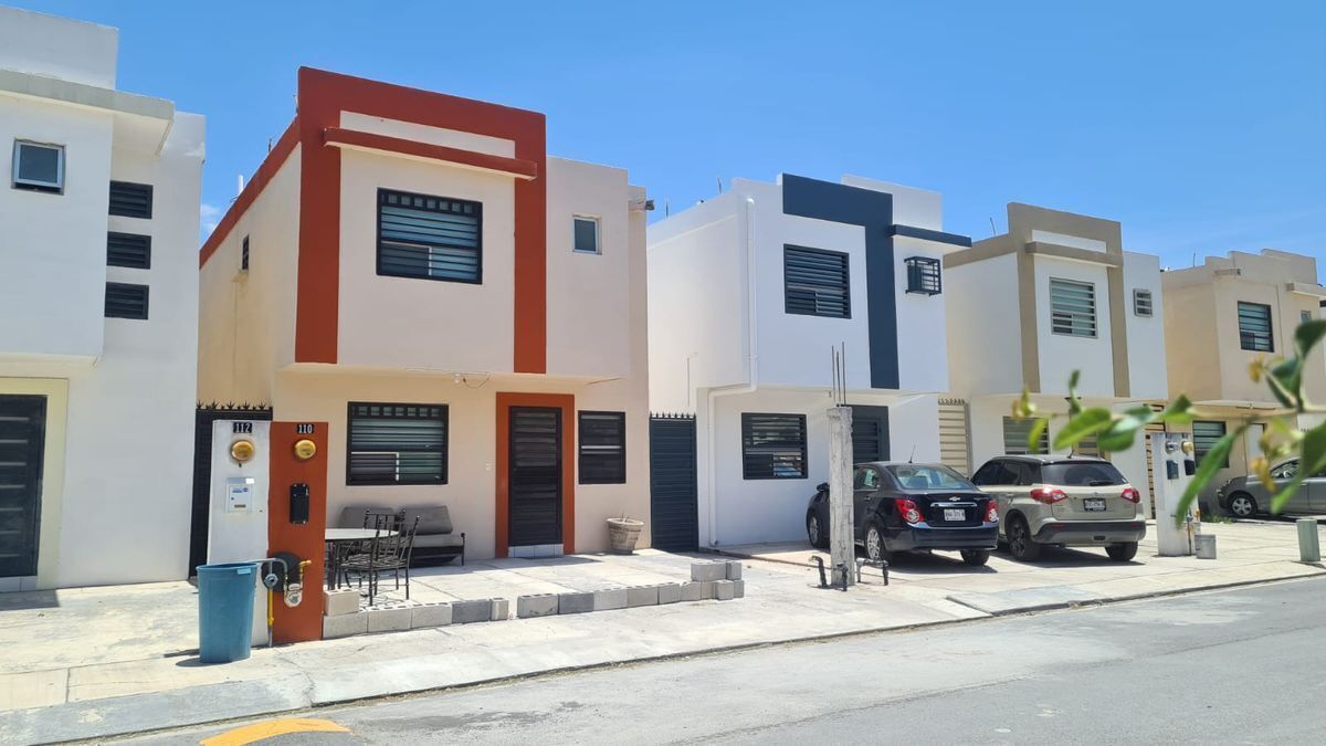 18 de 35: Casa dos niveles cochera doble sin techar