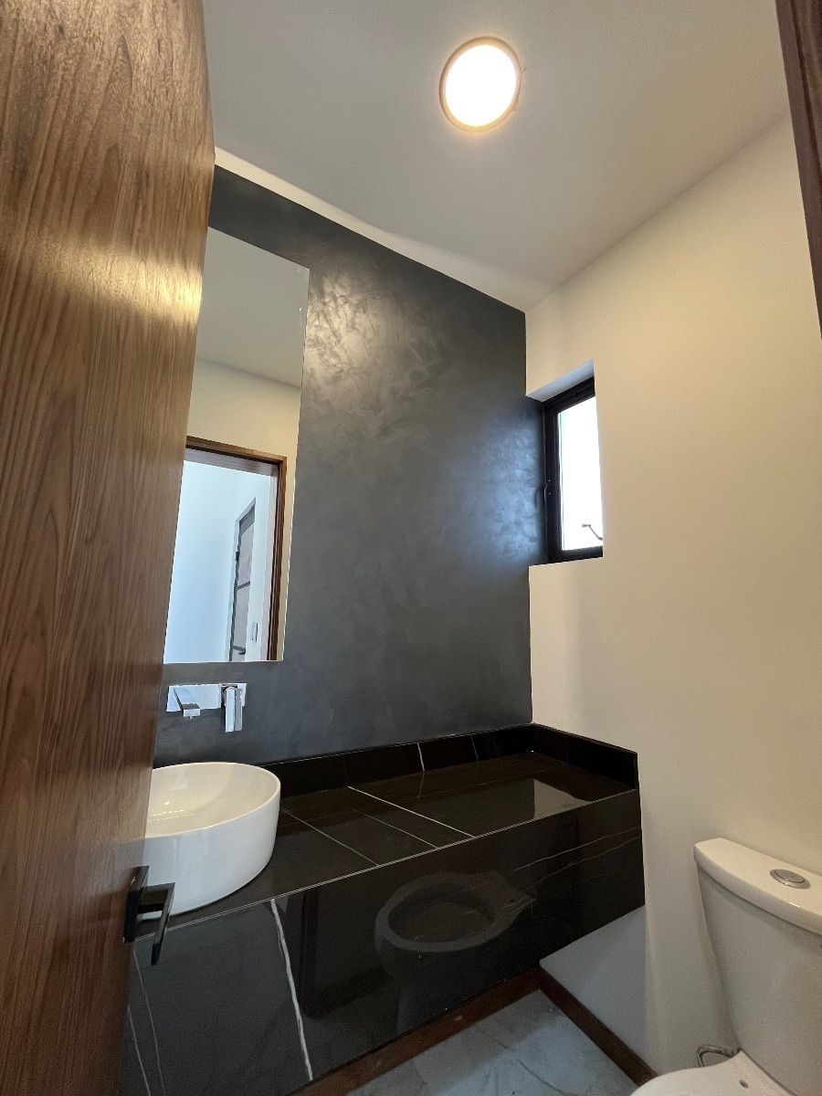 3 of 27: Medio Baño