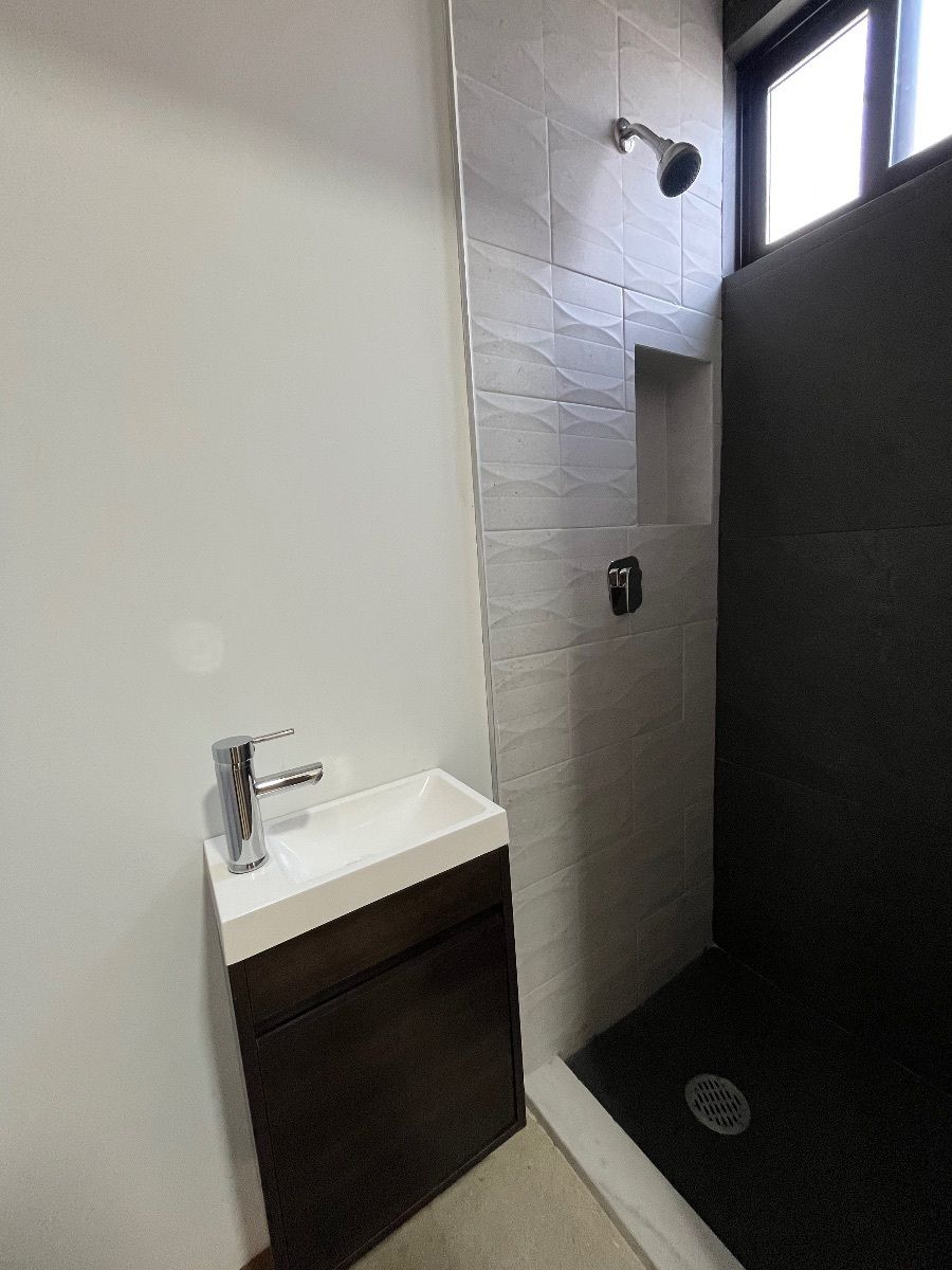 4 of 27: Baño completo para cuarto de visitas