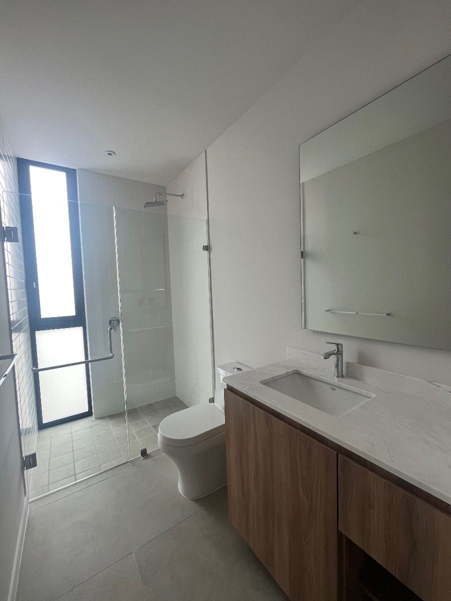 8 of 20: baño completo recamara secundaria