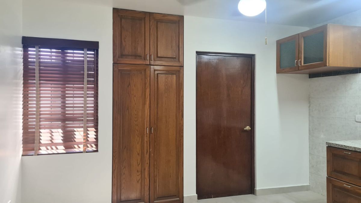 Cocina con alacena y acceso cuarto servicio