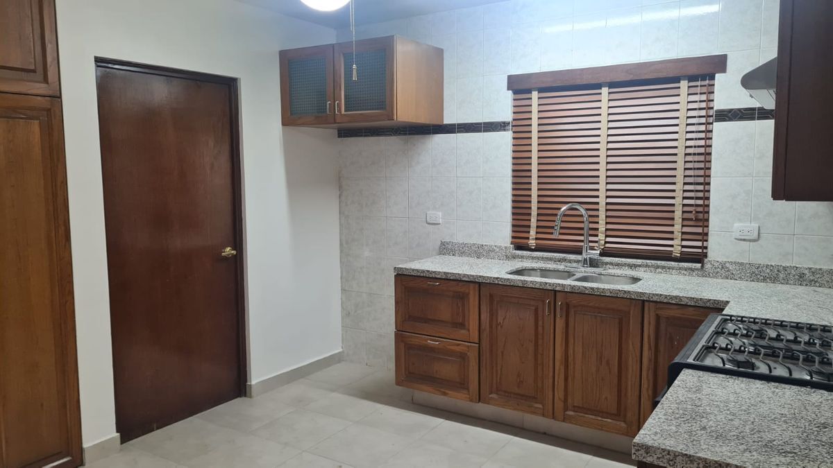 cocina integral con nicho para refrigerador