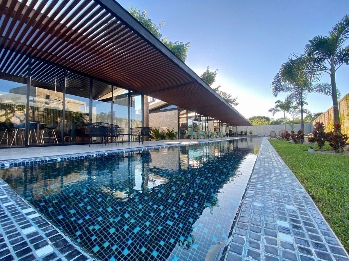 19 of 38: Piscina y Canal de Nado