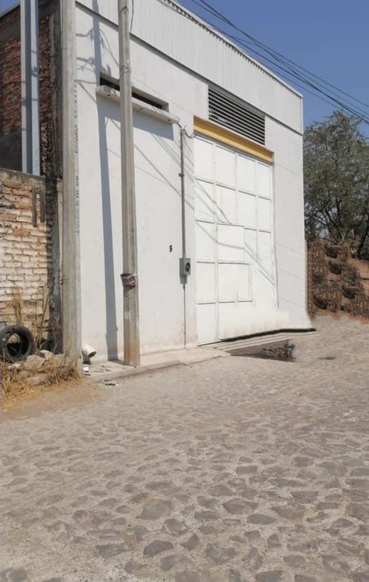 EXCELENTE BODEGA CARRETERA A EL SALTO " EL VERDE " A 30 MTS. PIE DE CARRETERA .