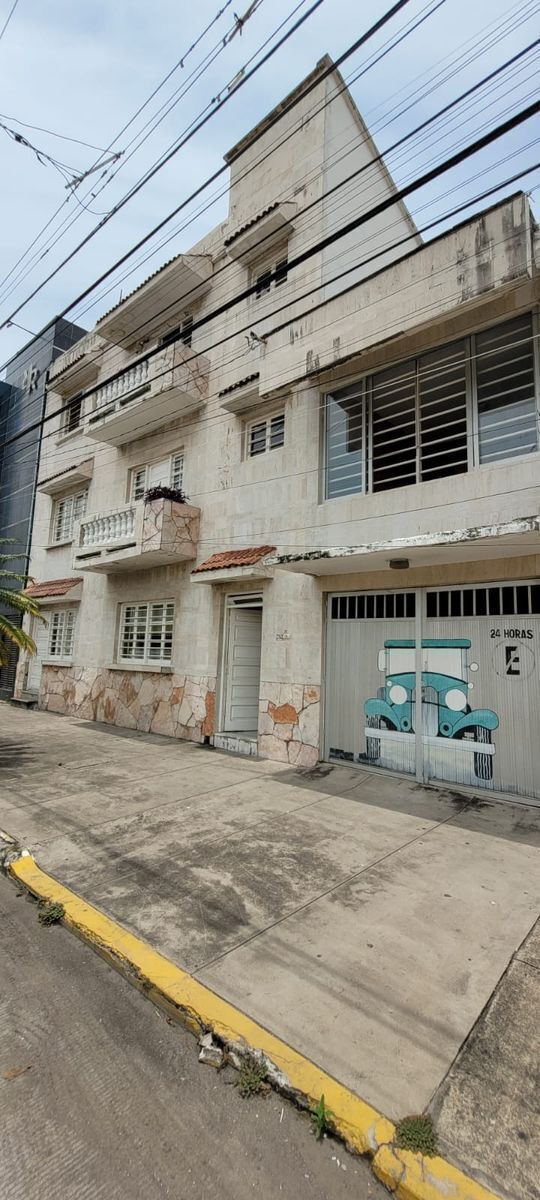 Edificio de departamentos en Venta, zona de Hospital Regional