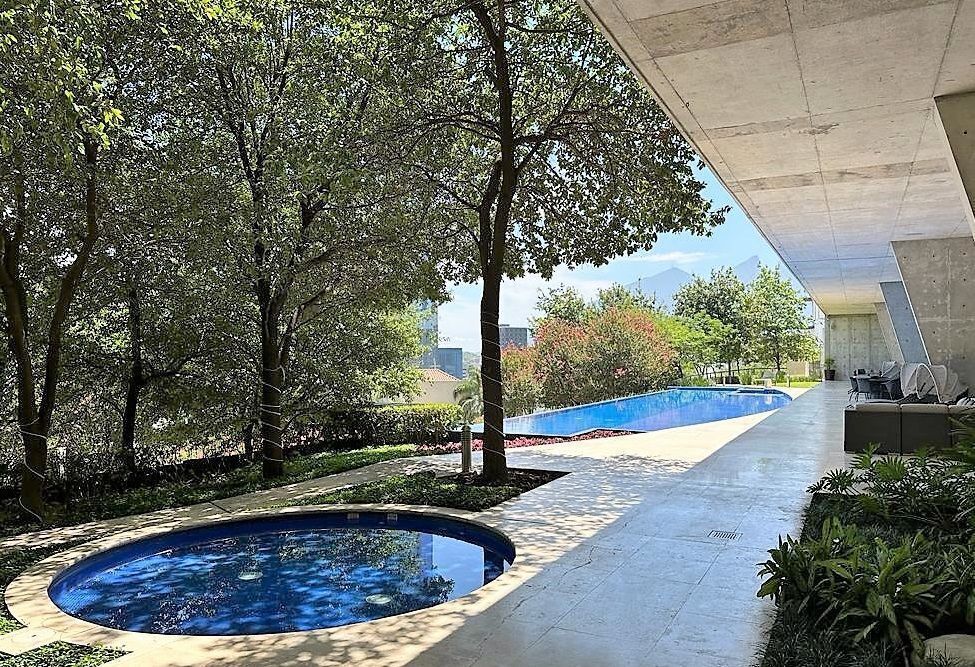 17 of 24: Alberca y Jacuzzi