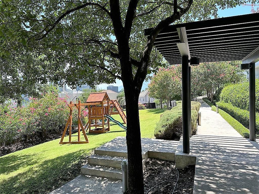 22 of 24: Aeas Verdes con juegos infantiles