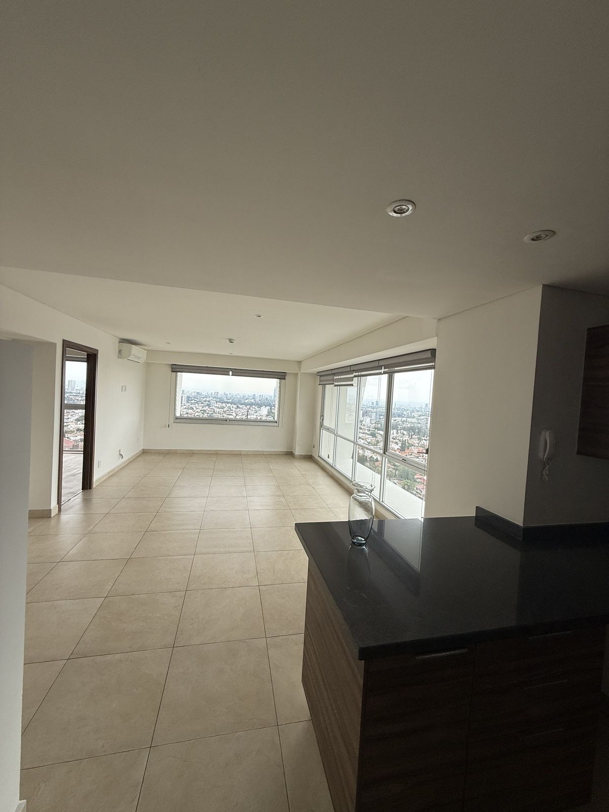 3 de 22: Vista de la sala comedor desde la cocina