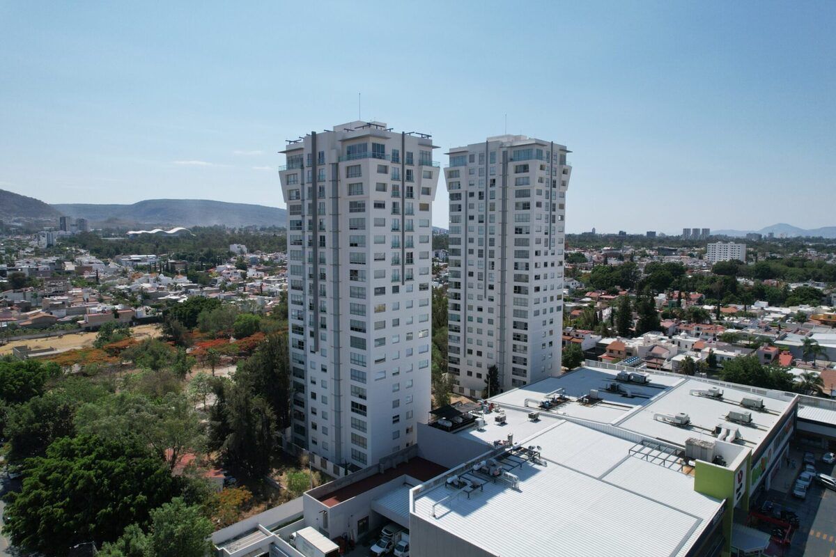 1 de 22: Espacio Galerias 2 torres de departamentos y área comercial.